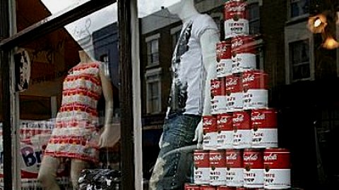 Ligne de vêtements et d’accessoires par la fondation Warhol et la marque Pepe Jeans © DR