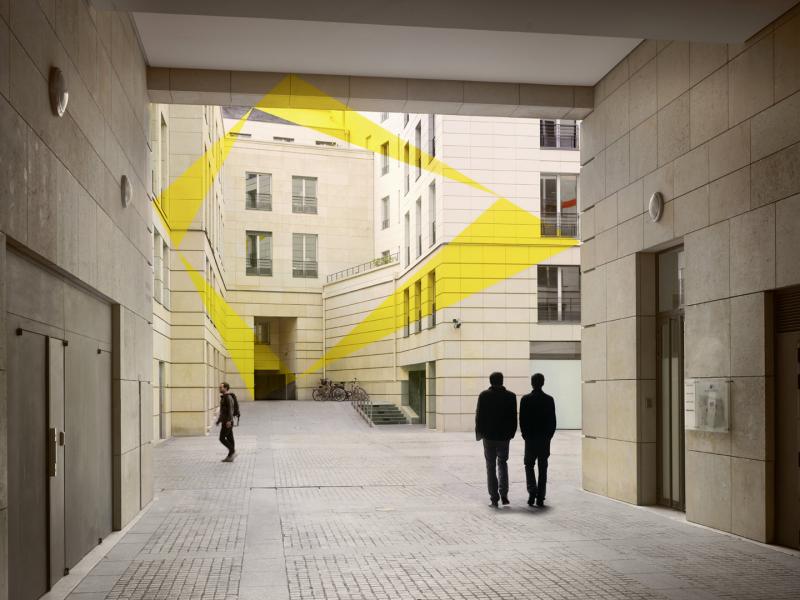 Felice Varini, Double trapèze pour quatre triangles (2012), Place Edouard VII- Paris, Collection SFL, Photo:André Morin © Felice Varini