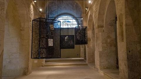 Chiharu Shiota, State of Being, Eglise Saint-Laurent à Eygalières © Courtesy de l’artiste & Galerie Daniel Templon, Paris / Bernard Lecointe, 2013