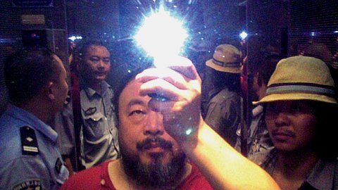 Ai Weiwei avec la rockstar Zuoxiao Zuzhou dans l’ascenseur, placé en garde à vue par la police, Sichuan, Chine, août 2009 © Ai Weiwei