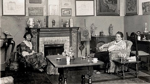Alice B. Toklas et Gertrude Stein dans leur appartement, 1922 © DR