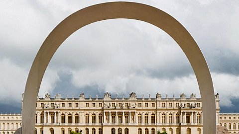 Vue de l’exposition “Lee Ufan, Versailles”, Château de Versailles, 2014 © Lee Ufan  Photo. Tadzio Courtesy the artist, kamel mennour, Paris and Pace, New York
