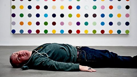 Damien Hirst devant l’une de ses Spot Paintings © Andrew Testa pour The New York Times