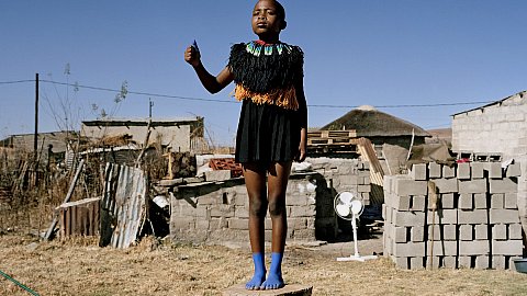 Namsa Leuba - Thumbs Up, from the series Zulu Kids, 2014 / Représenté par la galerie Art Twenty One (detail) © Art Paris Art Fair / Courtesy de l’artiste et Art Twenty One