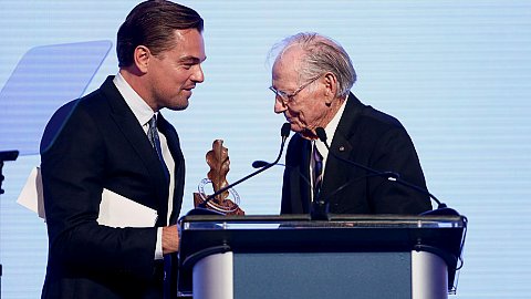 Leonardo DiCaprio remettant le prix Art & Environment Award 2018 à l’artiste Wayne Thiebaud © Photo courtesy of Getty Images