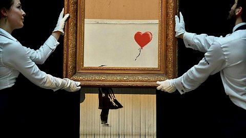 L’oeuvre ‘‘Girl with Balloon‘‘ adjugée 1.185.000 € lors de la vente Sotheby’s Londres du 5 octobre 2018 © AFP