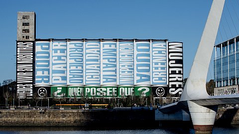 Barbara Kruger, Untitled (No puedes vivir sin nosotros / You Can’t Live Without Us), lors de “Hopscotch (Rayuela),” pour Art Basel Cities: Buenos Aires, 2018 © Courtesy of the artist and Art Basel