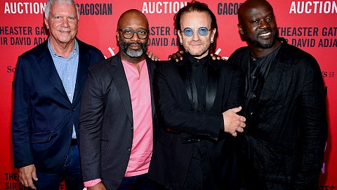 Larry Gagosian, Theaster Gates, Bono, et David Adjaye lors de The (RED) Auction en collaboration avec Sotheby’s et Gagosian au Moore Building le 5 Decembre 2018 à Miami, Floride