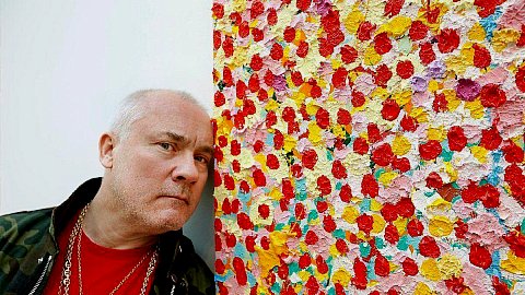 Damien Hirst avec l’une de ses nouvelles oeuvres ‘‘Veil Paintings‘‘ à la Galerie Gagosian à Beverly Hills