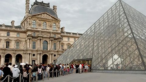 Plusieurs centaines de personnes attendent de pouvoir rentrer au musée du Louvres, le 02 mai 2004 à Paris.