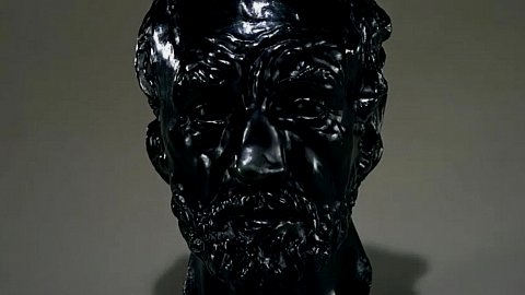 L’homme au nez cassé‘‘,1864, par Auguste Rodin. La matière initiale ayant été abîmée, au niveau du nez, le sculpteur a décidé de garder son oeuvre ainsi.