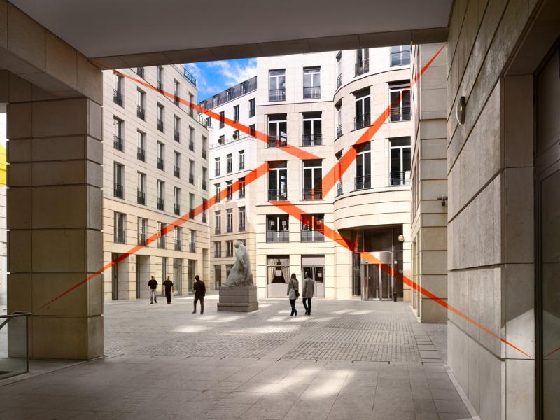 Felice Varini, Quatre triangles pour deux fenêtres (2012), Mémoires contemporaines 2, Place EdouaVII- Collection: Société Foncière Lyonnaise, Paris Photo : André Morin © DR