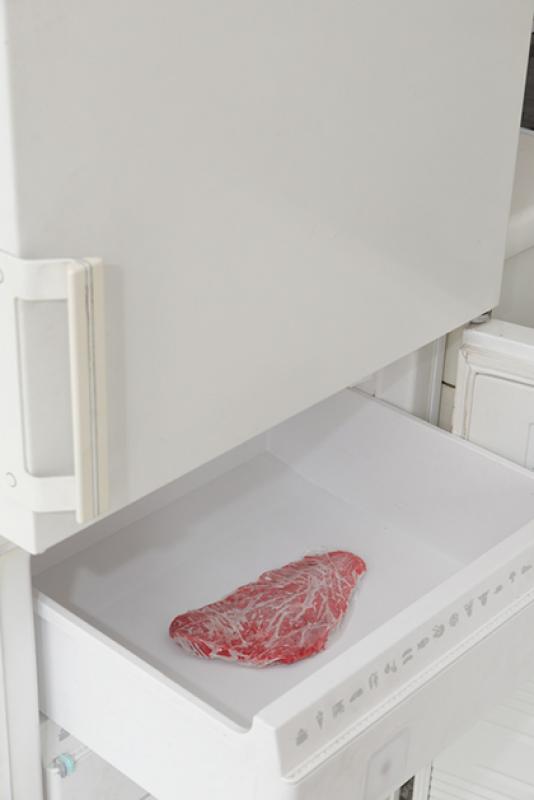 Exposition Dans le freezer à droite - Gregoire Motte - Le steak surgele dans le freezer © DR