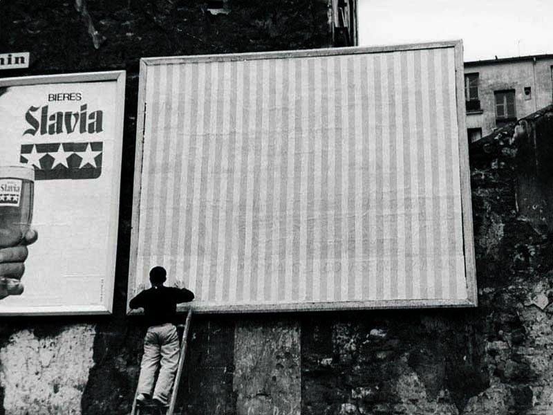 Daniel Buren, Affichage sauvage, mai 1969, travail in situ, Paris © Jacques Caumont