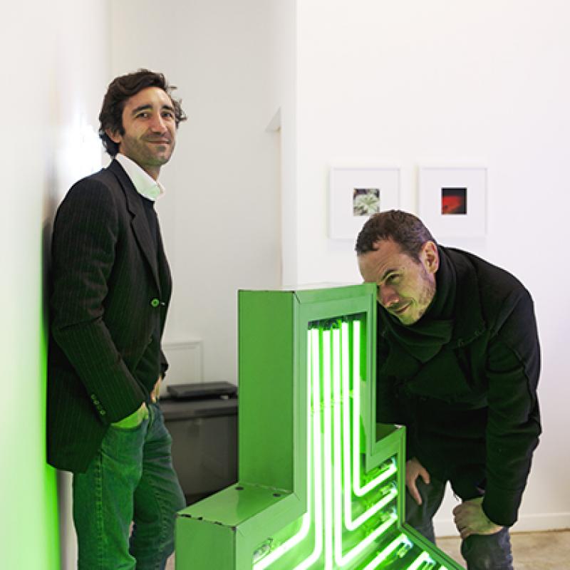 Arnaud Deschin et Romain Tichit fondateur du stand 124 dans l’exposition mini bling #1 aux puces de Paris - Marché Dauphine 2014 - Photo © Romain Bigot