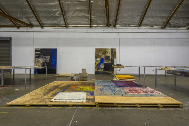 Vue d’installation Oscar Murillo: Distribution Center,The Mistake Room, LA, 2014 © Joshua White/JW Pictures. Courtesy de l’artiste et de Marian Goodman, Paris/New York