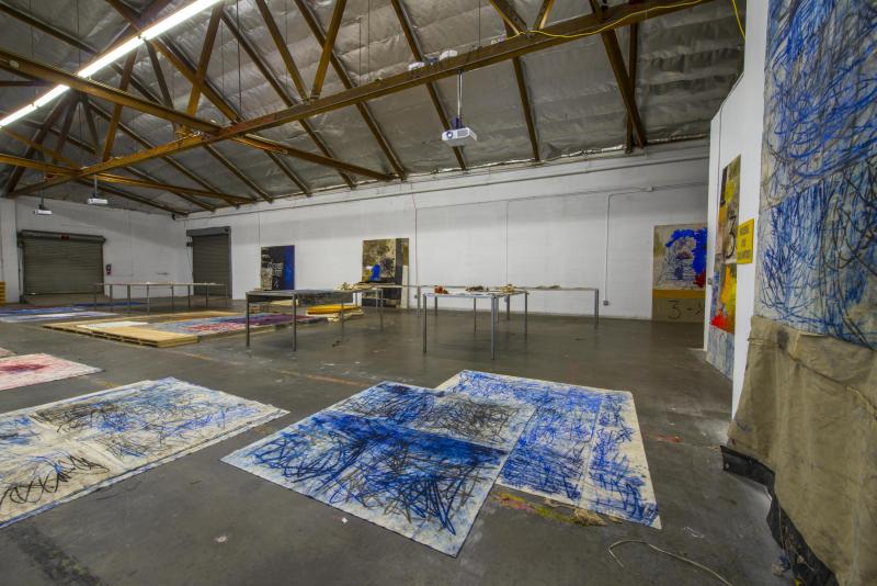 Installation Oscar Murillo: Distribution Center,The Mistake Room, LA, 2014. Photo : Joshua White/JW Pictures. Courtesy de l’artiste et de Marian Goodman, Paris/New York © DR