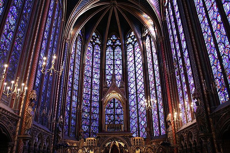 Vue des vitraux de la 4e travée et de l’abside de la Sainte Chapelle © DR