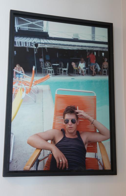 Nan Goldin, David by the pool at the back room, 1976 © DR