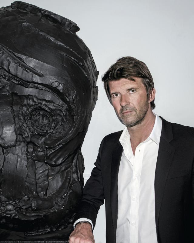 Paul-Emmanuel Reiffers devant un bronze de Thomas Houseago de 2013, intitulé « Yet to Be Titled (Helmet Head on Plinth) » © DR