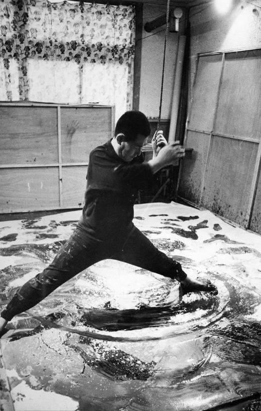 Kazuo Shiraga dans son studio, 1960 © Courtesy of Amagasaki Cultural Center