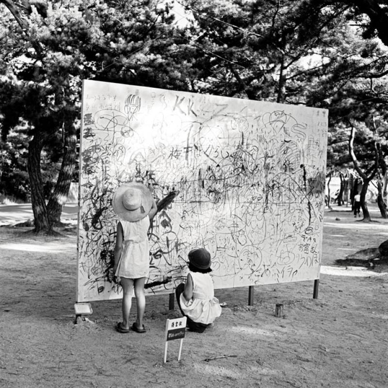 Jiro Yoshihara, Please Draw Freely, 1956. vue exterieure de l’expotision Gutai Art Exhibition, Ashiya Park, 1956 © Yoshihara Shinichiro and the former members of the Gutai Art Association, courtesy Museum of Osaka University
