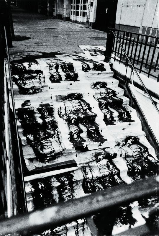 Collage du gisant sur les marches du métro Charonne, Ernest Pignon-Ernest, 1971 © Ernest Pignon-Ernest