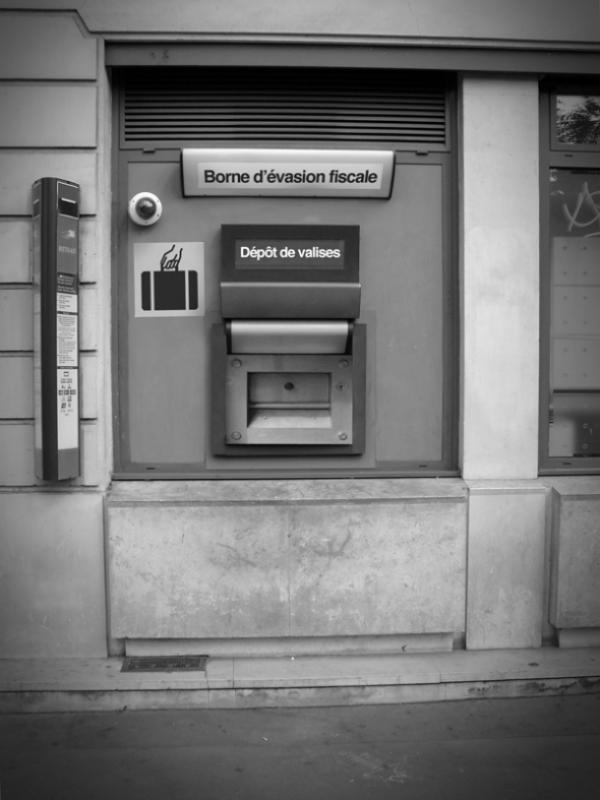 Martin Parker - Banksters Project - Détournement Détournement de boîte de dépôt bancaire, Paris, France - 2013 © Martin Parker
