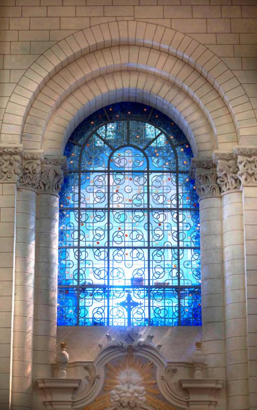 Jean-Michel Othoniel, Le Trésor de la cathédrale d’Angoulême (le grand vitrail), 2016. 
Une commande publique de la DRAC Nouvelle- Aquitaine © Photo : Yann Calvez