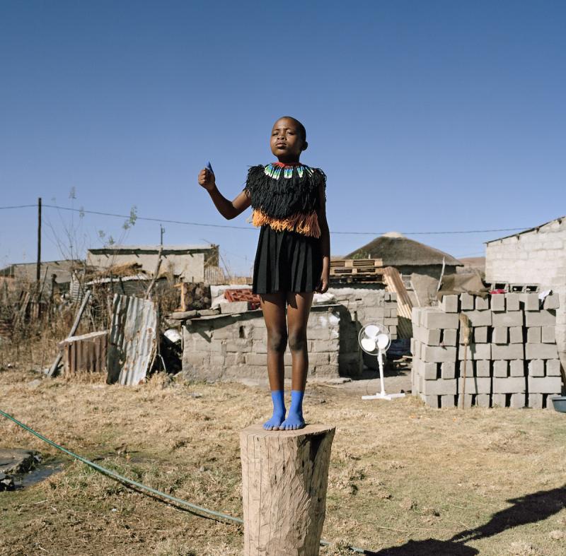 Namsa Leuba - Thumbs Up, from the series Zulu Kids, 2014 / Représenté par la galerie Art Twenty One (detail) © Art Paris Art Fair / Courtesy de l’artiste et Art Twenty One