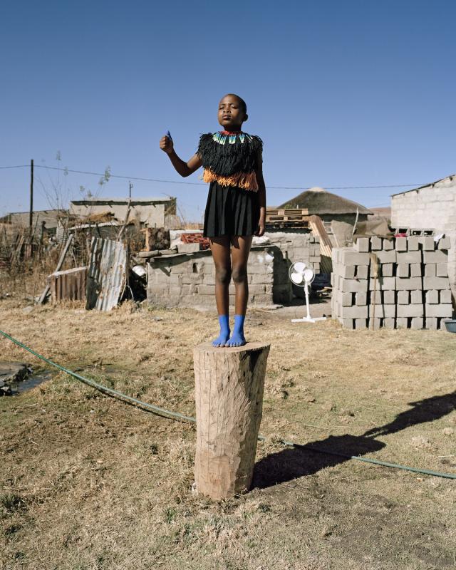 Namsa Leuba - Thumbs Up, from the series Zulu Kids, 2014 / Représenté par la galerie Art Twenty One © Art Paris Art Fair / Courtesy de l’artiste et Art Twenty One
