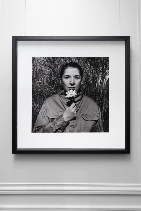 Chambres à part 13 - Parfums de Femmes - Marina Abramovic - “Portrait with flower (Open Eyes), 2009 © Aurélien Mole - Laurence Dreyfus