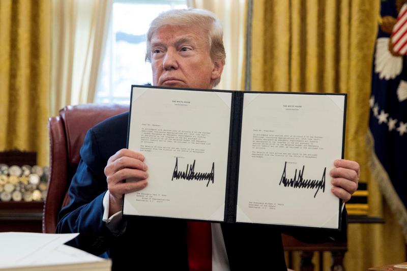 Le président des États-Unis Donald Trump lors de la signature de la réforme fiscale américaine © EFE