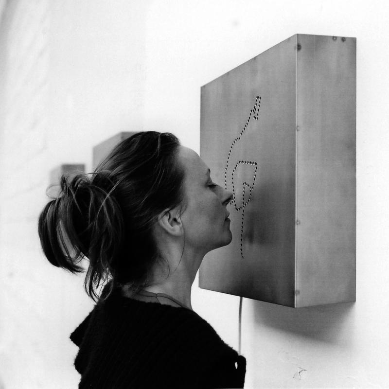 Helga Griffiths, Out-SIght-In Extracts (black and white) 2002 - Palais de Tokyo, Paris 2002 © Photo: Christophe Schneider