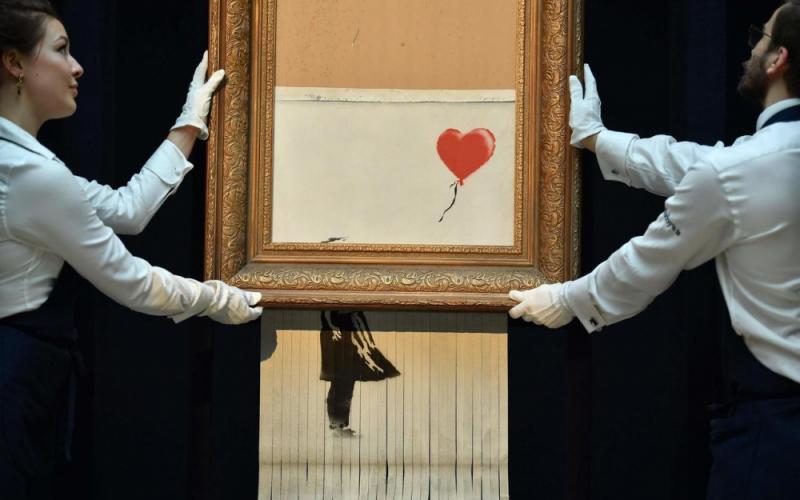 L’oeuvre “Girl with Balloon“ adjugée 1.185.000 € lors de la vente Sotheby’s Londres du 5 octobre 2018 © AFP