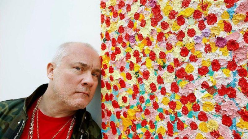 Damien Hirst avec l’une de ses nouvelles oeuvres “Veil Paintings“ à la Galerie Gagosian à Beverly Hills © Kirk McKoy / Los Angeles Times