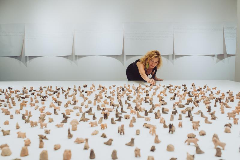 Julieta Hanono, exposition “Traducir el déborde,  una poética féministe“, installation : “709 km“, 2018, Musée de la mémoire, Rosario, Argentine © Julieta Hanono