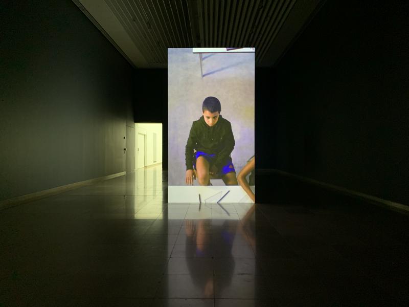 Tarik Kiswanson, Installation vidéo ‘Out of Place (The Reading Room, ‘I Tried As Hard As I Could’ , ‘The Fall’)’ (2020), pour la Biennale de Moscou (RU) et le Carré d’Art de Nîmes (FR). Projet inspiré par ‘Out of Place : A Memoir’ (1999) de Edward Said. © Photo : D.R. / Tarik Kiswanson