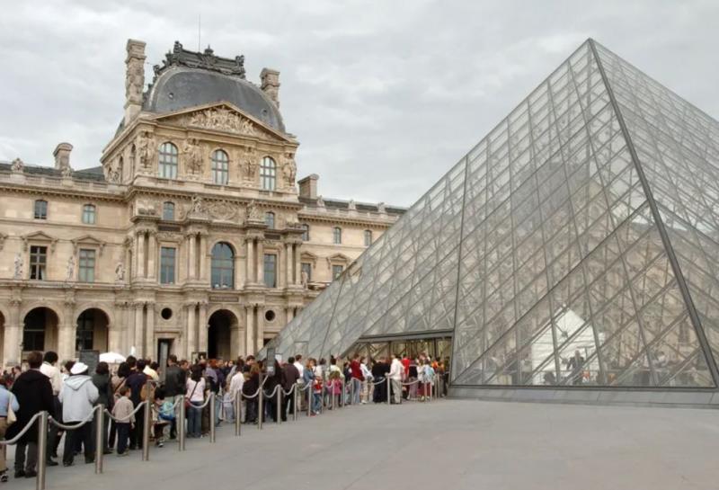 Plusieurs centaines de personnes attendent de pouvoir rentrer au musée du Louvres, le 02 mai 2004 à Paris. © Crédits : Jean Ayissi - AFP