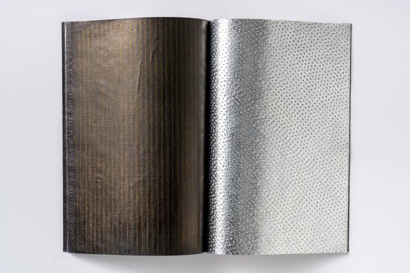 T22, tapuscrit sur papier carbone et papier aluminum, 2019 © Photo : Florian Kleinefenn